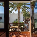 Ineika In - Balcony & Poolside Appartement