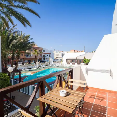 Ineika In - Balcony & Poolside *