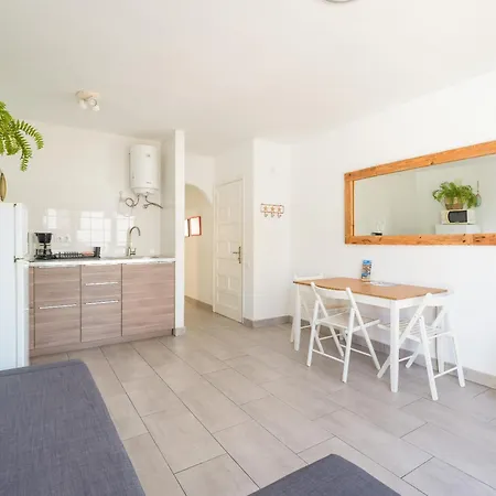 Ineika In - Balcony & Poolside דירה *