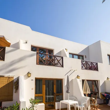 Ineika In - Balcony & Poolside *