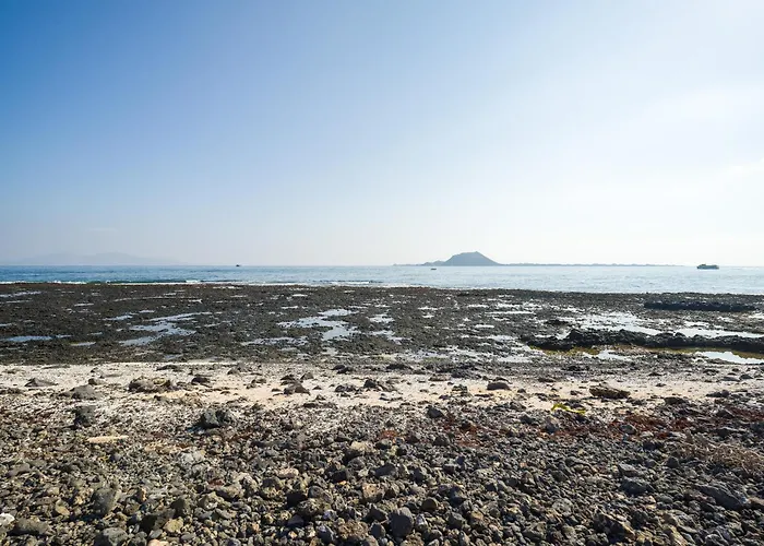 Ineika In - Balcony & Poolside *